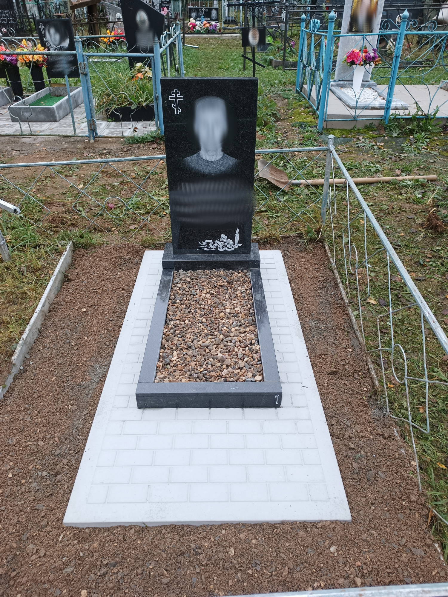 Памятник под ключ 80х40х5 круговая полировка с установкой на плиту в Иваново
